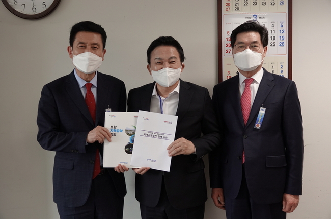 좌측부터 이강덕 포항시장, 원희룡 기획위원장, 정해종 포항시의회 의장