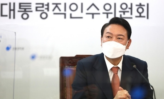 윤석열 대통령 당선인은 25일 시진핑(習近平) 중국 국가주석과 첫 통화를 하고 "북한의 심각한 도발로 인해 한반도 및 역내 긴장이 급격히 고조돼 국민적 우려가 크다"며 "북한의 완전한 비핵화 실현과 한반도 정세의 안정적 관리를 위해 양국이 긴밀히 협력해 나가자"고 말했다. 