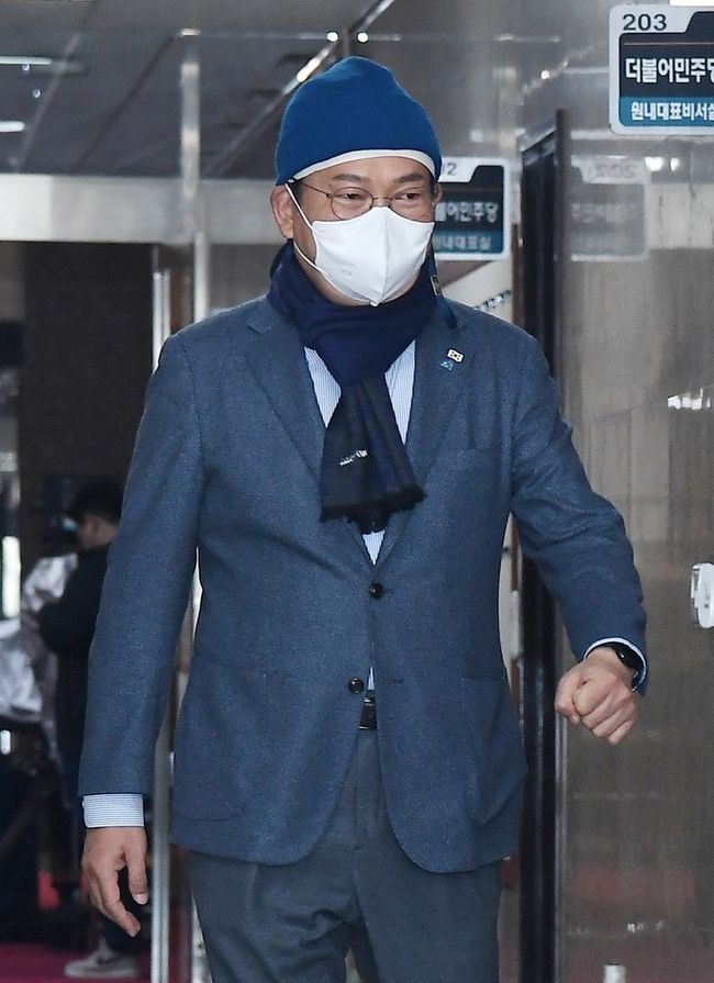 송영길 더불어민주당 대표가 10일 오후 서울 여의도 국회에서 열린 비공개 최고위원회의에 참석하고 있다. (공동취재사진)
