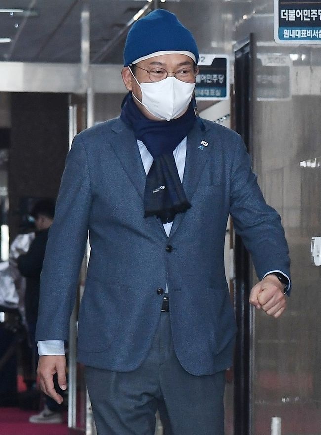 송영길 더불어민주당 대표가 10일 오후 서울 여의도 국회에서 열린 비공개 최고위원회의에 참석하고 있다. (공동취재사진)