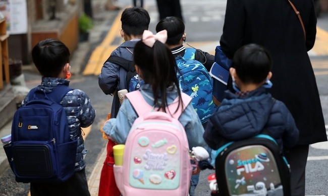 지난 14일 서울 시내 한 초등학교에서 학생들이 등교하고 있다.
