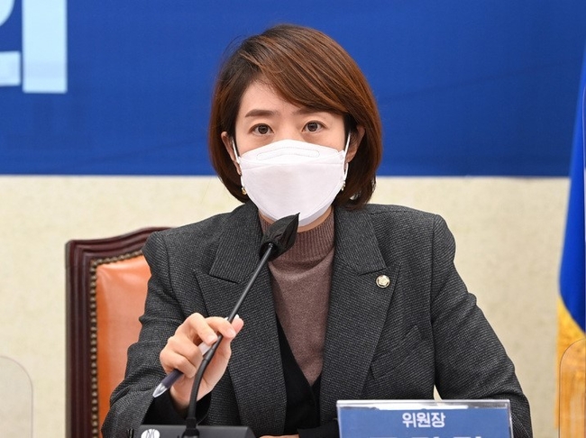  15일 서울 여의도 국회에서 열린 더불어민주당 사회복지특별위원회 발대식에서 윤호중 원내대표, 고민정 사회복지특위 위원장이 인사말을 하고 있다.