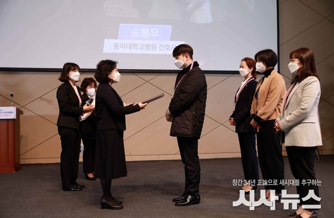 표창장을 수상하는 손봉우 동문