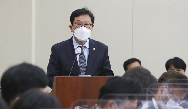  김한정 예산결산심사소위 위원장이 지난해 11월 16일 서울 여의도 국회에서 열린 국회 정무위원회 전체회의에 참석해 2022년도 예산안 및 기금운용계획안에 대한 소위원회 심사결과를 보고하고 있다.(사진=뉴시스 제공)