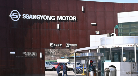 에디슨모터스컨소시엄의 쌍용자동차 인수가 무산됐다. 쌍용차는 '에디슨모터스 컨소시엄과 체결한 인수합병(M&A) 투자계약이 자동해제됐다'고 28일 공시했다. 사진은 이날 경기도 평택시 쌍용자동차 평택공장 정문 모습. (사진=뉴시스 제공)