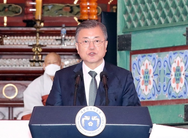 문재인 대통령이 30일 서울 종로구 조계사에서 열린 대한불교조계종 제15대 종정 중봉 성파 대종사 추대법회에서 축사를 하고 있다. (사진=뉴시스 제공)