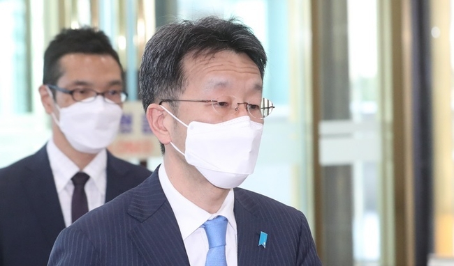 구마가이 나오키 주한 일본대사관 총괄공사가 지난 29일 서울 종로구 외교부에 일본 역사 교과서 관련해 초치되고 있다. 일본은 교과서 검정심의회에서 고교 2학년생 이상이 내년부터 사용하는 239종의 교과서가 검정 심사를 통과했다고 밝혔다. 일본은 내년부터 일본 고등학교 2학년 이상 학생이 사용할 교과서에서 일제강점기 조선인 노동자를 '강제 연행'했다는 표현이 정부의 검정 과정에서 삭제됐다. 또 일부 교과서 신청본에 있던 '강제 연행' 표현이 검정 과정에서 '동원'이나 '징용'으로 수정됐다. (사진=뉴시스 제공)