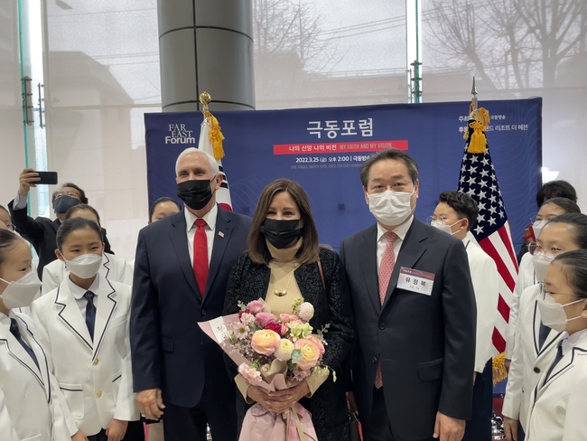 유정복 인천시장 예비후보가 3월25일 서울 극동방송에서 마이크 펜스 전 미국 부통령과의 접견에 앞서 펜스부통령 내외와 포즈를 취하고 있다