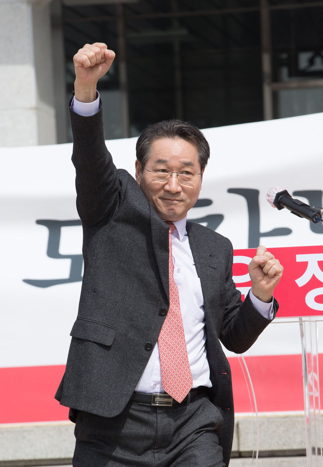 유정복 인천시장 예비후보가 3월21일 인천시청 앞에서 열린 출마선언식에서 환호하는 시민들에게 주먹을 불끈 쥐고 인사하고 있다