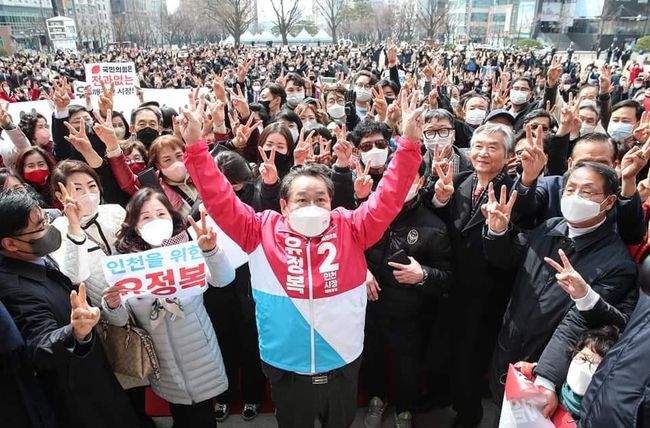 유정복 인천시장 예비후보가 지난 3월21일 인천시청 앞에서 열린 출마선언식을 마치고 시민들과 기념촬영을 하며 필승을 다짐하고 있다