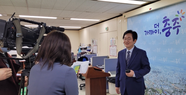충북방송과 충주지역발전 방안에 대해 인터뷰하는 한창희 후보
