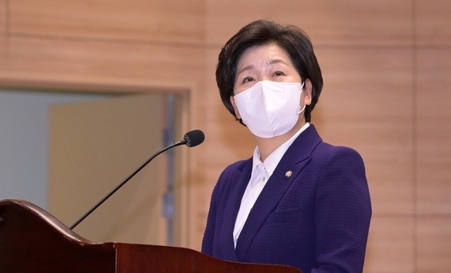 1일 오전 서울 여의도 국회 의원회관 대회의실에서 열린 K-디아스포라범세계 추진연대 포럼에서 양향자 의원이 개회사에 앞서 관련영상을 보고 있다.(사진=뉴시스 제공)