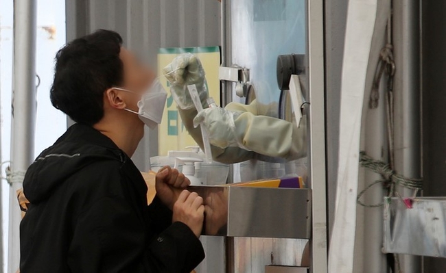 지난 1일 오후 서울 중구 서울광장 임시선별검사소에서 시민이 검사를 받고 있다.
