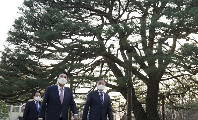 문재인 대통령과 윤석열 대통령 당선인이 28일 오후 만찬 회동을 위해 청와대 상춘재로 향하고 있다. (사진=청와대 제공) 