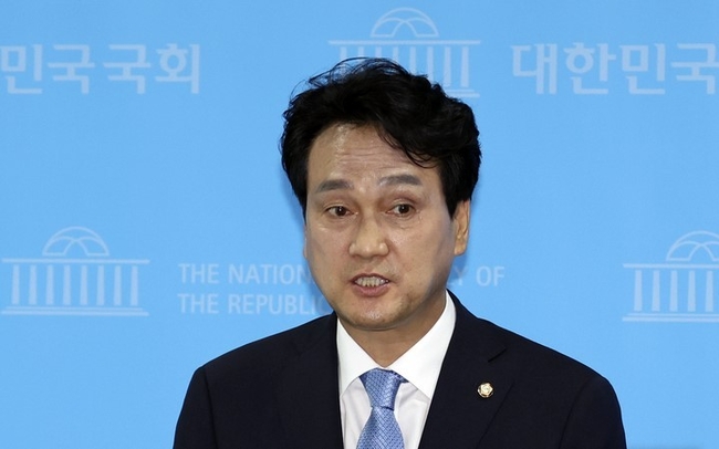 안민석 더불어민주당 의원이 지난 3월31일 오후 서울 여의도 국회 소통관에서 6·1 지방선거 경기도지사 출마 선언 기자회견을 한 뒤 기자들의 질문에 답하고 있다. (공동취재사진)