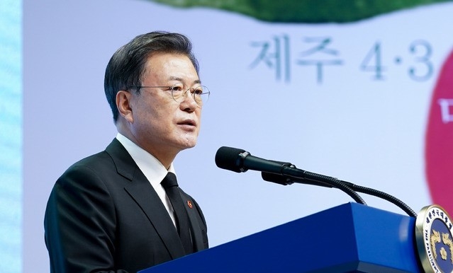 문재인 대통령이 지난해 3일 오전 제주 4·3 평화교육센터에서 열린 제73주년 제주 4·3 희생자 추념식에 참석해 추념사를 하고 있다.
