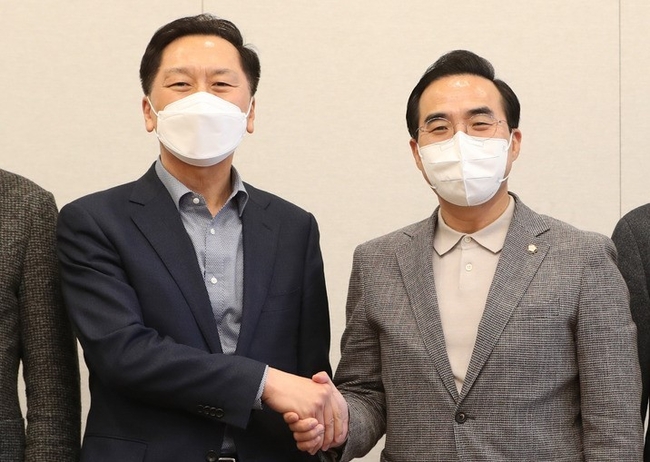 박홍근 더불어민주당 원내대표(오른쪽)와 김기현 국민의힘 원내대표가 3일 서울 여의도 국회에서 만나 기초의원 중대선거구제 도입 문제를 논의하기 앞서 인사를 나누고 있다. (공동취재사진)