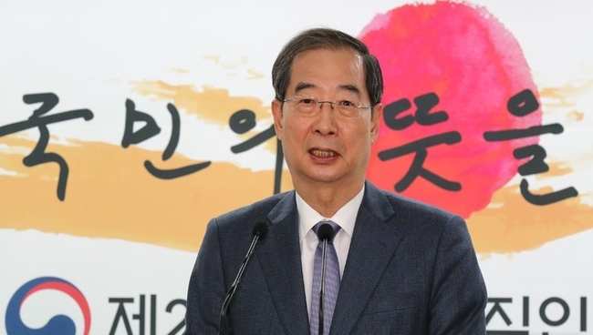 새정부 초대 총리후보로 지명된 한덕수 국무총리 후보자가 3일 서울 통의동 인수위 기자회견장에서 발언을 하고 있다.
