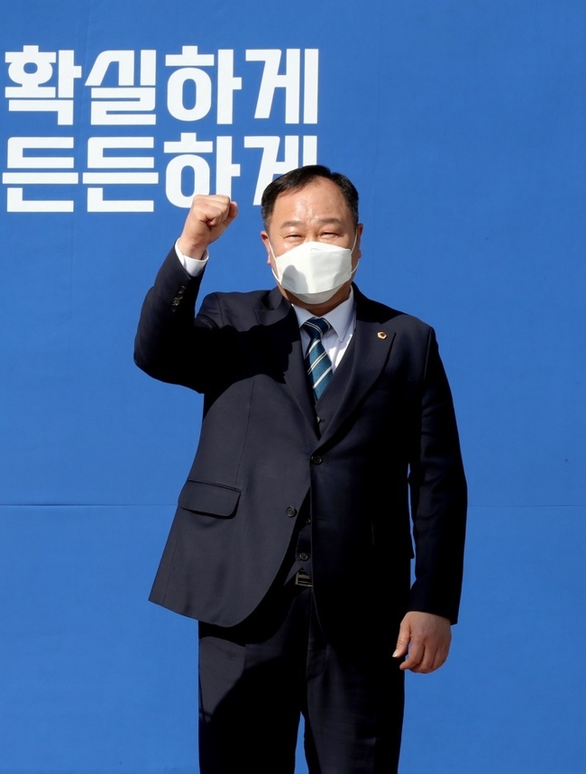  김인호 서울시의회 의장이 4일 오후 서울 동대문구청 앞 광장에서 열린 동대문 구청장 출마 선언 기자회견에서 화이팅하고 있다.(사진=뉴시스 제공)