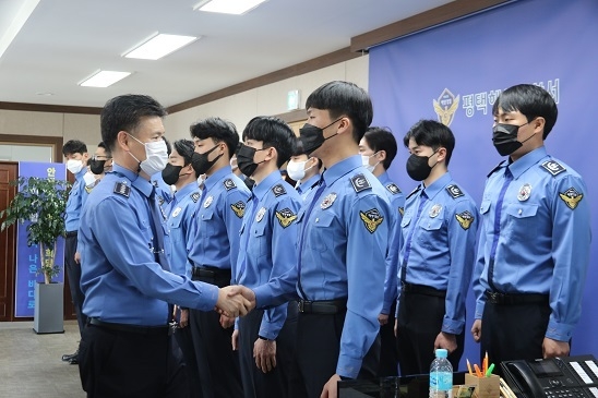 서정원 평택해경 서장이 244기 신임순경의 임용을 격려하고 있다.