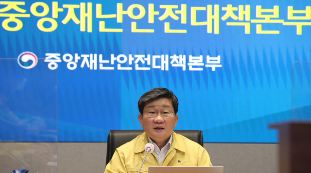 전해철 중앙재난안전대책본부(중대본) 2차장(행정안전부 장관)이 지난달 21일 오전 서울 종로구 정부서울청사 중앙재난안전상황실 서울상황센터에서 열린 코로나19 중앙재난안전대책본부 회의를 주재하며 발언하고 있다.(사진=뉴시스 제공)