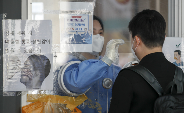 0시 기준 코로나19 신규 확진자가 26만6135명으로 집계된 6일 오전 서울 중구 서울역광장에 설치된 임시선별검사소를 찾은 시민이 검사를 받고 있다.(사진=뉴시스 제공)