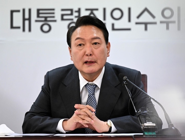 윤석열 대통령 당선인이 지난 5일 서울 종로구 통의동 제20대 대통령직인수위원회에서 열린 인수위 간사단 회의를 주재하고 있다. (사진=뉴시스 제공)