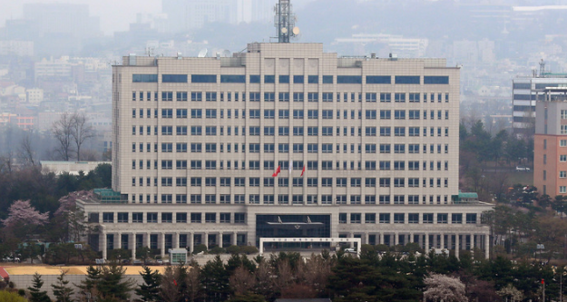 6일 오전 서울 용산구 국방부 청사가 보이고 있다. 정부는 이날 오전 김부겸 국무총리 주재 임시 국무회의에서 대통령 집무실 이전 지원 비용이 담긴 예비비를 심의·의결 한다. 예비비 규모는 360억원대로 알려졌다. 기존 윤석열 당선인의 대통령직인수위원회(인수위)가 제안한 496억원에서 130억 가량 줄었다. 합동참모본부(합참) 건물 이전 비용과, 한남동 공관 리모델링 비용 등이 포함됐고, 합참 건물로 들어갈 대통령비서실과 대통령경호처 이전 비용 일부는 제외된 것으로 알려졌다.(사진=뉴시스 제공)