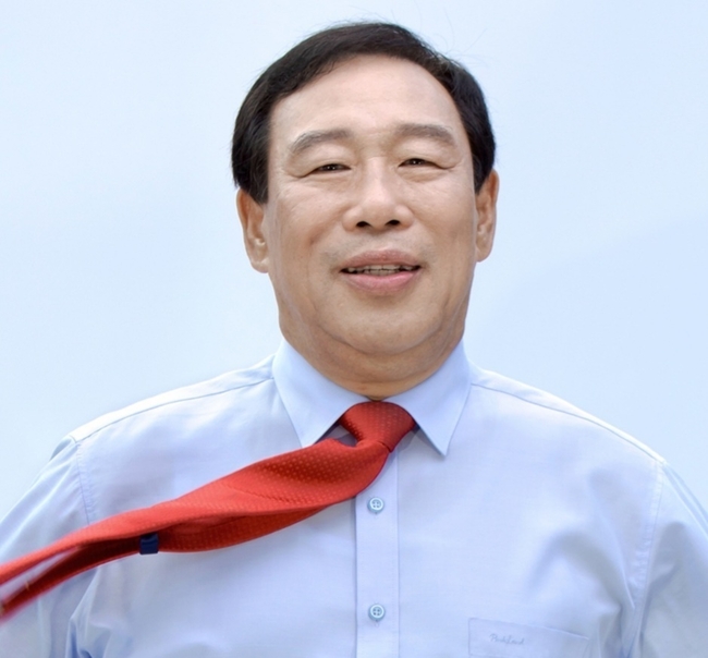 정치는 철학이 있어야 하고 행정은 실력이 있어야 하는데 ‘철학없는 정치’, ‘실력없는 행정’은 국민과 시민을 고통스럽게만한다며 이제 세종시민들은 철학과 실력을 겸비한 후보를 시장으로 뽑아야 한다고 주장하는 최민호 예비후보.