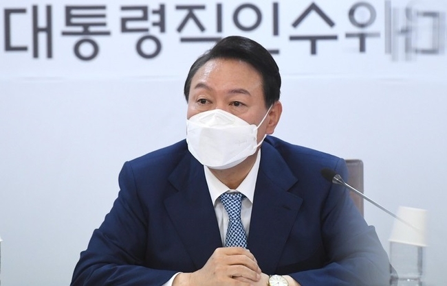  윤석열 대통령 당선인이 지난 6일 오후 서울 종로구 통의동 제20대 대통령직인수위원회에서 열린 시·도지사 간담회를 주재하고 있다.