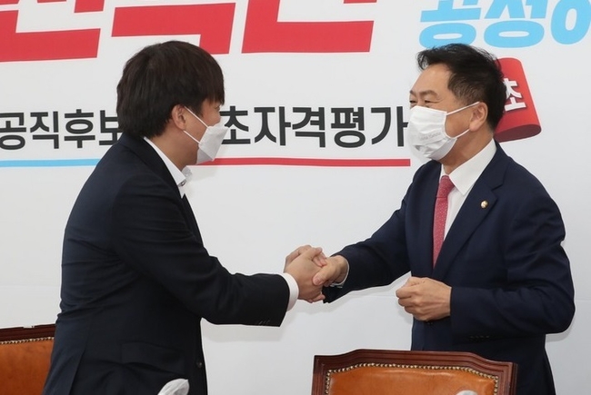 이준석 국민의힘 대표와 김기현 원내대표가 7일 서울 여의도 국회에서 열린 국민의힘 최고위원회의에 참석하며 인사하고 있다. (사진=뉴시스 제공)