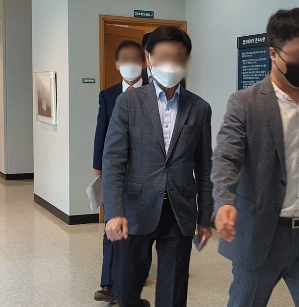 부동산 투기 의혹을 받는 경북 고령군의회 의원이 대구지방법원 서부지원에서 구속 전 피의자 심문(영장실질심사)을 마친 후 법정을 나서고 있다.(사진=뉴시스 제공)