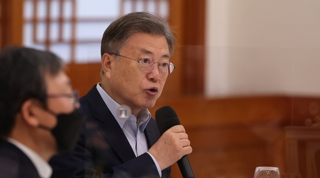  문재인 대통령이 7일 청와대 본관에서 열린 한국판 뉴딜 격려 오찬 간담회에서 발언하고 있다. (사진=뉴시스 제공)