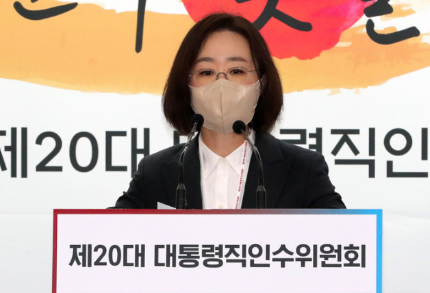 최지현 대통령직인수위원회 수석부대변인이 7일 오후 서울 종로구 통의동 인수위 브리핑룸에서 취재진 질문에 답하고 있다.(사진=뉴시스 제공)