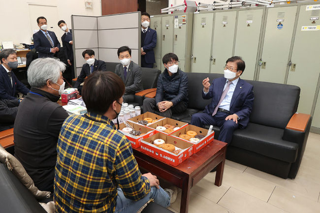 박병석 국회의장이 신문의 날 맞아 7일 오후 서울 여의도 국회 정현관 기자실을 방문해 언론인을 격려하고 있다. (사진=국회의장실 제공) 