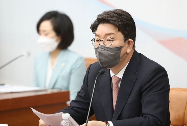권선동 국민의힘 원내대표 후보가 8일 서울 여의도 국회에서 열린 2022 원내대표 선출을 위한 의원총회에서 모두발언을 하고 있다.(사진=뉴시스 제공)