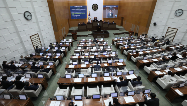 오세훈 서울시장이 지난달 25일 오후 서울 중구 서울시의회에서 열린 제306회 임시회 제1차 본회의 2022년도 제1회 추가경정예산안에 대해 시정연설 하고 있다.(사진=뉴시스 제공)