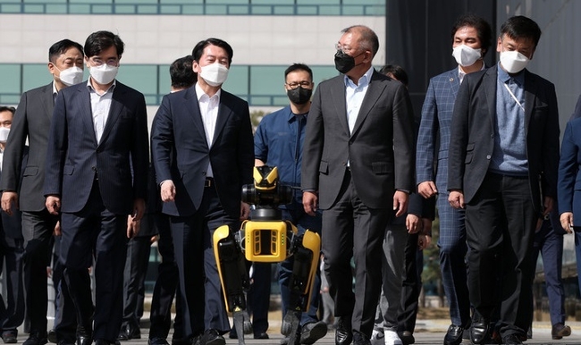  안철수 제20대 대통령직인수위원장이 8일 오후 경기 화성시 현대자동차·기아 기술연구소를 방문해 정의선 현대자동차그룹 회장과 함께 현대디자인동으로 이동하며 로봇개 스팟에게 에스코트 받고 있다.(사진=뉴시스 제공)