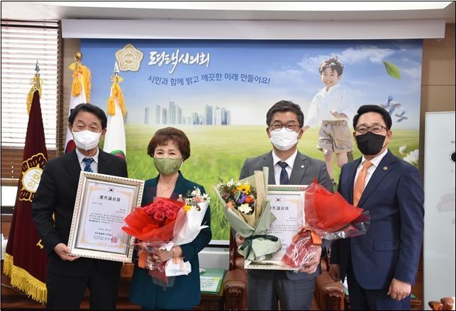 좌측으로 부터 평택시의회 홍선의 의장 최은영 의원 이윤하 의원 수도권일보 서태호 본부장