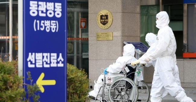 서울 은평구 서울시립서북병원에서 의료진들이 환자를 이송하고 있다.