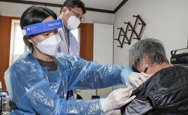 부산 남구 보건소 의료진이 지난 2월28일 남구의 한 가정집을 방문, 거동이 불편한 노인에게 노바백스 백신을 주사하고 있다.