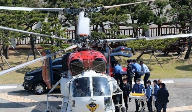 제주 마라도 먼 바다에서 발생한 헬기 'S-92'의 추락사고로 부기장 정두환(50) 경위와 전탐사 황현준(27) 경장이 순직했다. 8일 오후 부산 영도구 부산해경에 도착한 해경 헬기에서 순직 승무원들의 시신이 운구차량으로 옮겨지고 있다.