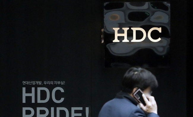 서울시가 광주 학동 철거건물 붕괴사고와 관련해 HDC현대산업개발에 8개월 영업정지 처분을 내렸다. 서울시는 국토교통부의 행정처분 요청에 따라 현대산업개발에 대해 의견제출과 청문 등을 거쳐 이같이 결정했다고 밝혔다. 사진은 31일 서울 용산구 HDC현대산업개발 본사 모습