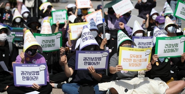 여성단체와 보건단체 등 낙태죄 폐지 1년 4.10 공동행동이 10일 서울 종로구 보신각 앞에서 집회를 열고 유산유도제 즉각 도입, 임신중지 의료행위에 대한 건강보험 적용, 재생산 및 성에 관한 건강과 권리 포괄적 보장 등을 촉구하고 있다.