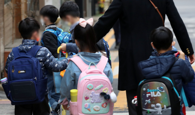 서울 시내 한 초등학교에서 학생들이 등교하고 있다.(사진=뉴시스 제공)