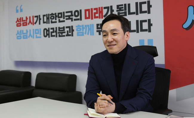 이번 지방선거에서 경기도지사 선거 못지않게 주요 격전지가 될 성남시장 선거에 상대가 누구든 이기겠다는 강한 각오를 내비친 김민수 예비후보