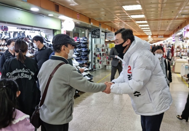 김민수 국민의힘 성남시장 예비후보가 시민들과 만나 지지를 호소하며 악수 및 담소를 나누는 모습