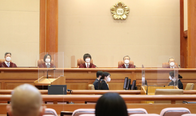 유남석 헌법재판소장을 비롯한 재판관들이 지난달 31일 오후 서울 종로구 재동 헌법재판소에서 열린 의료법 27조 1항 등에 관련 헌법소원심판 등을 위해 심판정에 착석하고 있다.(사진=뉴시스 제공)
