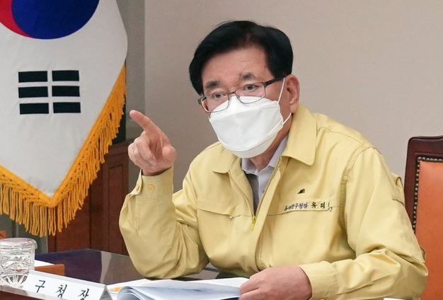 유덕열 동대문구청장이 지난 2020년 3월9일 서울 동대문구청 기획상황실에서 ‘시장-구청장 긴급 비상대책영상회의’에 영상으로 참여하고 있다. (사진=동대문구 제공)