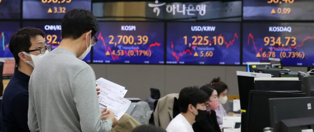 코스피가 전 거래일보다 4.5포인트(0.17%) 오른 2700.39에 장을 마감한 8일 오후 서울 중구 하나은행 딜링룸 전광판에 지수가 표시되어 있다. 이날 코스닥은 전 거래일보다 6.79포인트(0.73%) 오른 934.73, 원·달러 환율은 5.60원 오른 1225.10원에 마감했다.(사진=뉴시스 제공)